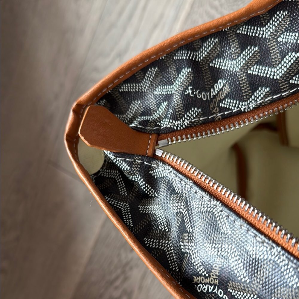 Stylish Black and Tan Tote Bag - Goyard - Picture 3 of 4